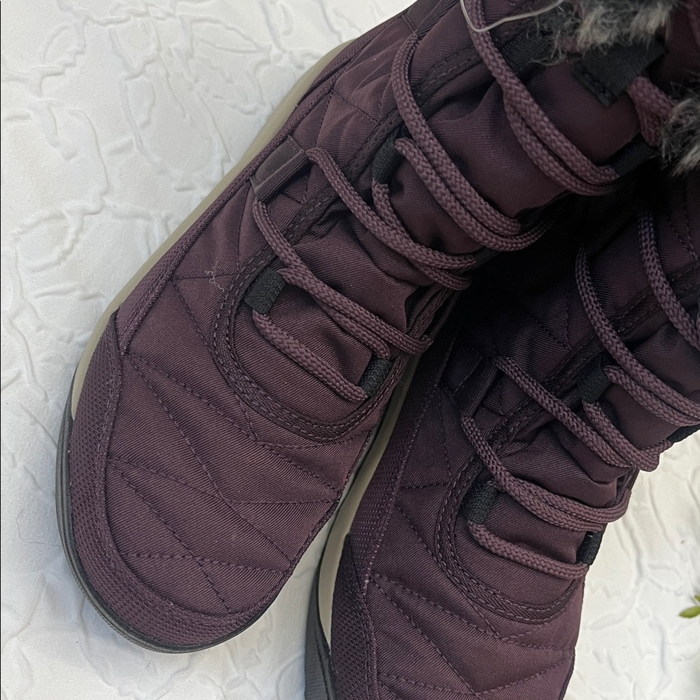 New Burgundy Columbia Winter Boots - Picture 3 of 9